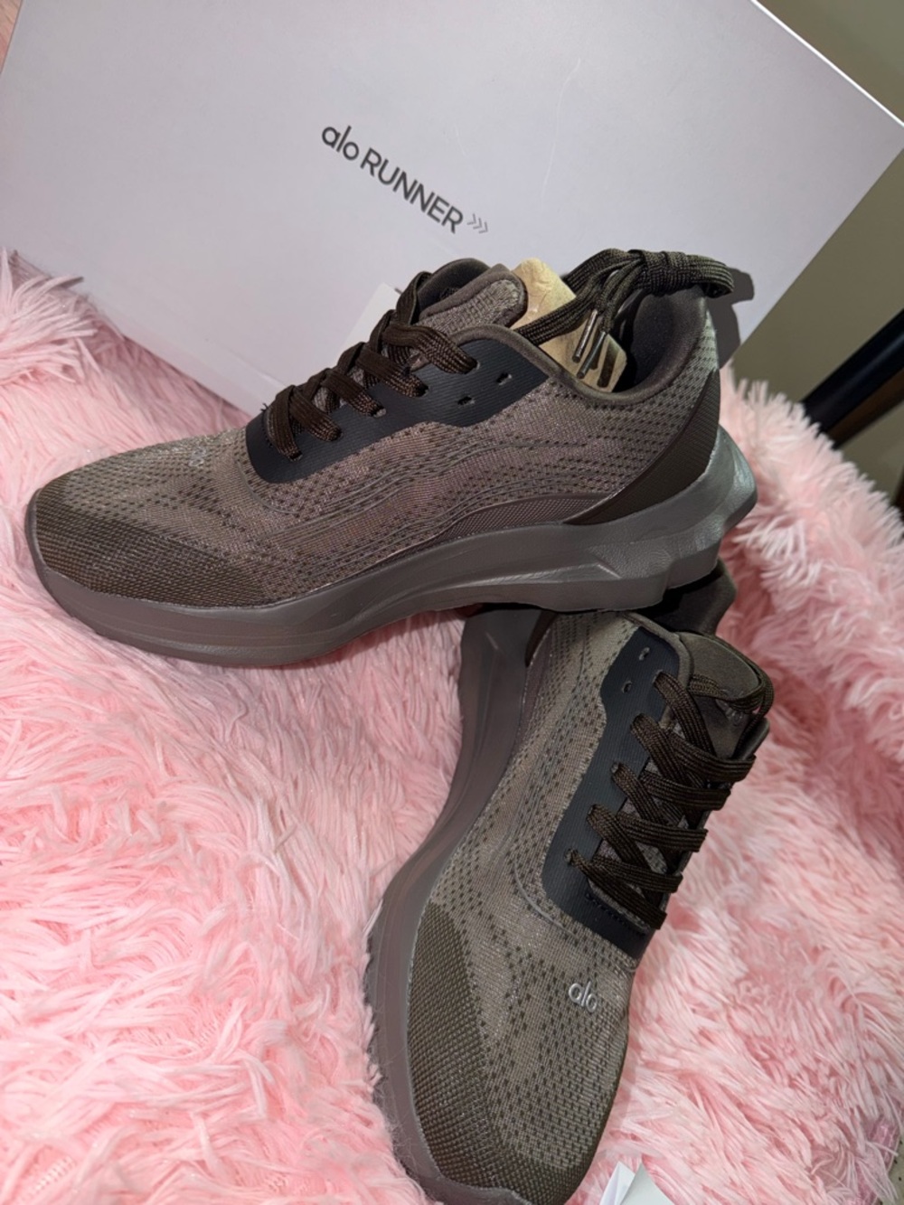 ALO Yoga Runner women  Athletic Sneakers - Brown